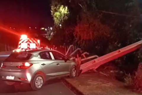 Mulher fica ferida após carro bater em poste em Uberlândia